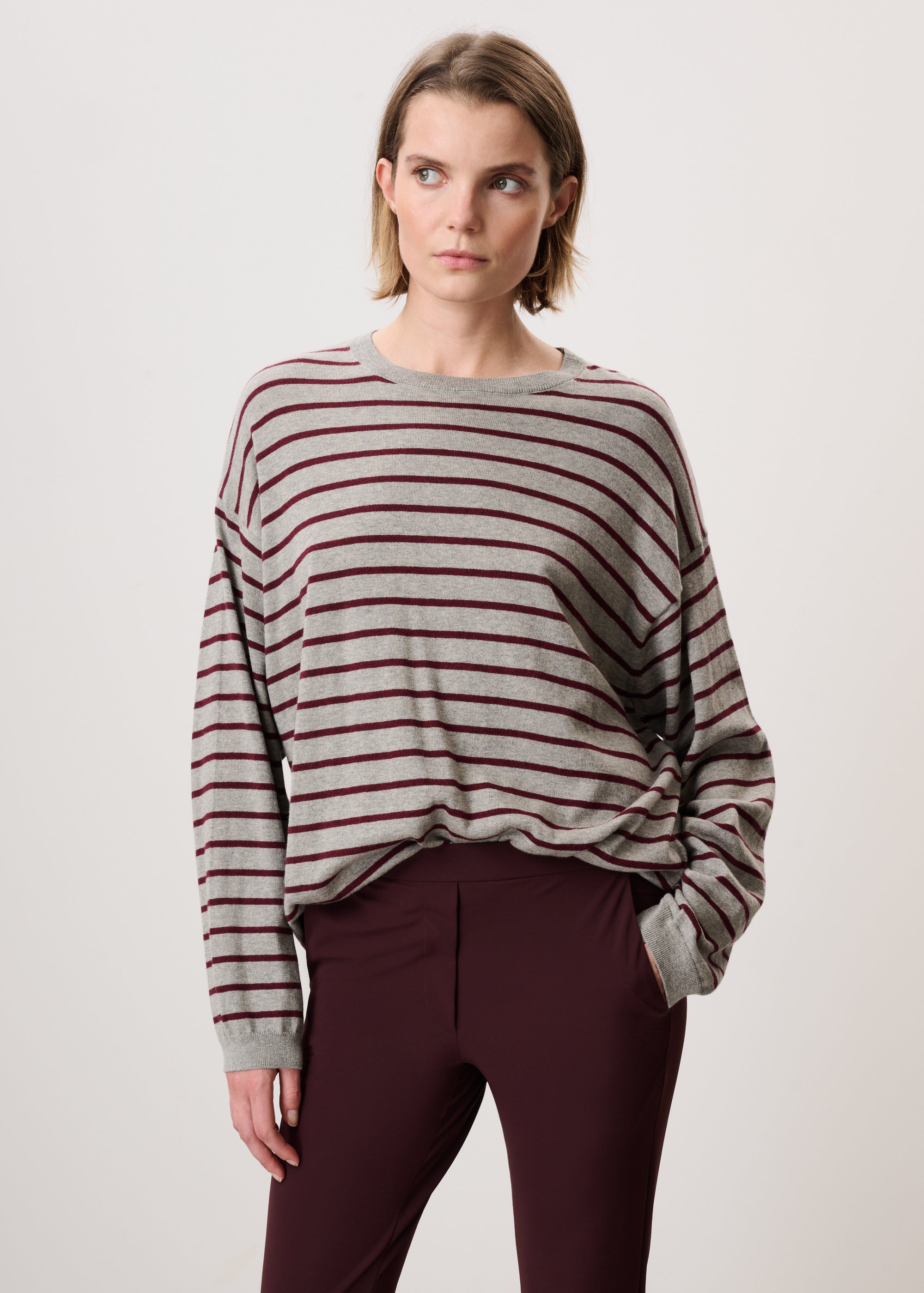 #color_light grey / red stripe
