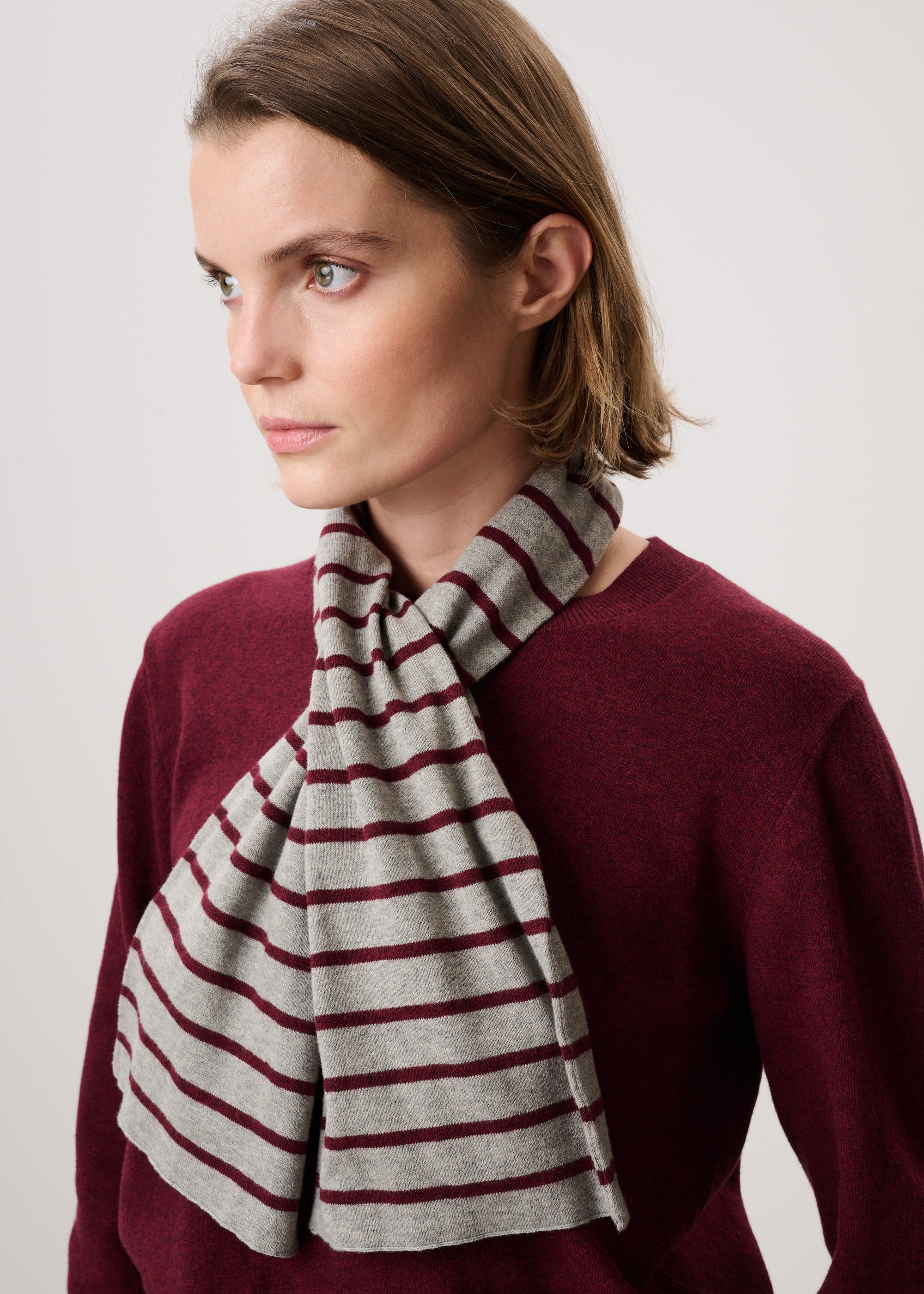 #color_light grey / red stripe