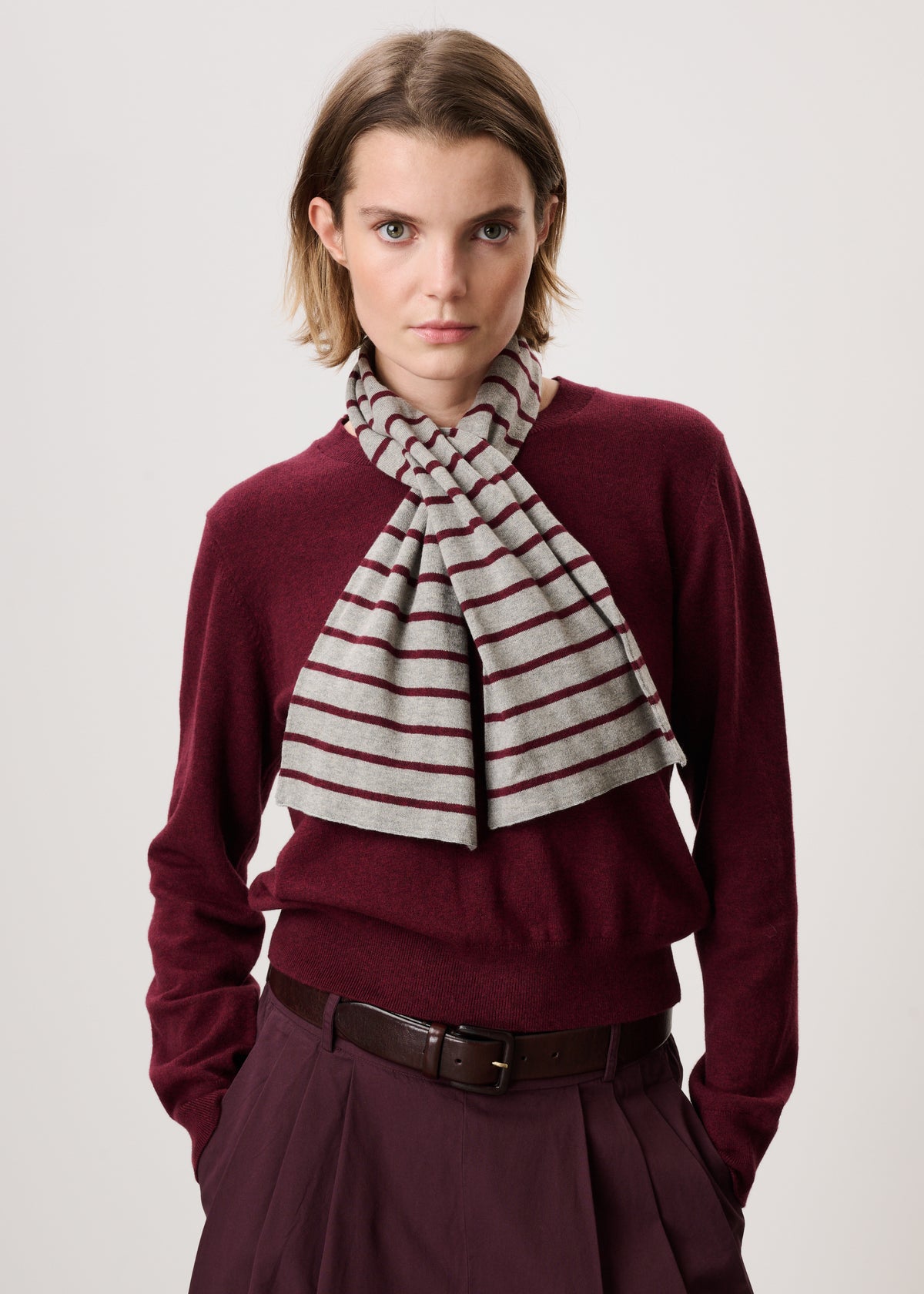 #color_light grey / red stripe