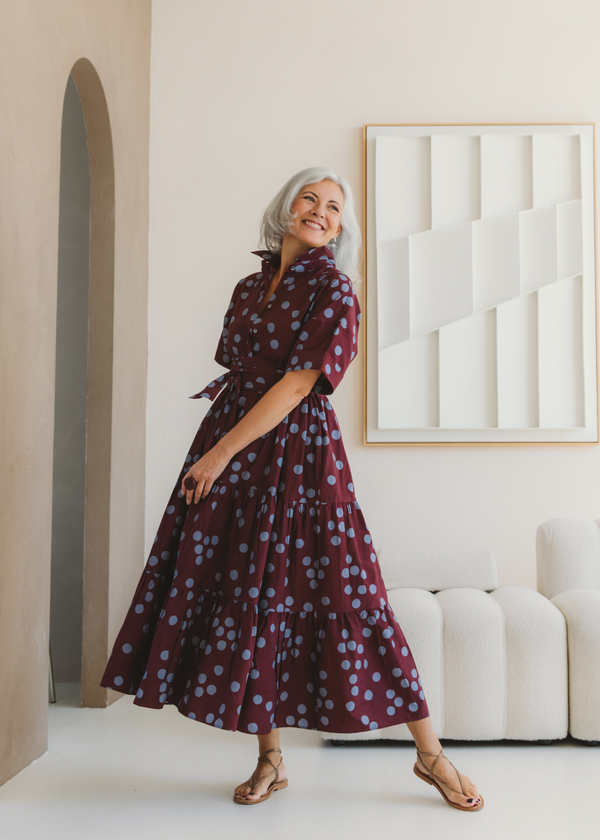 ROBE ÉTAGÉE À POIS ET COUPE CARRÉE