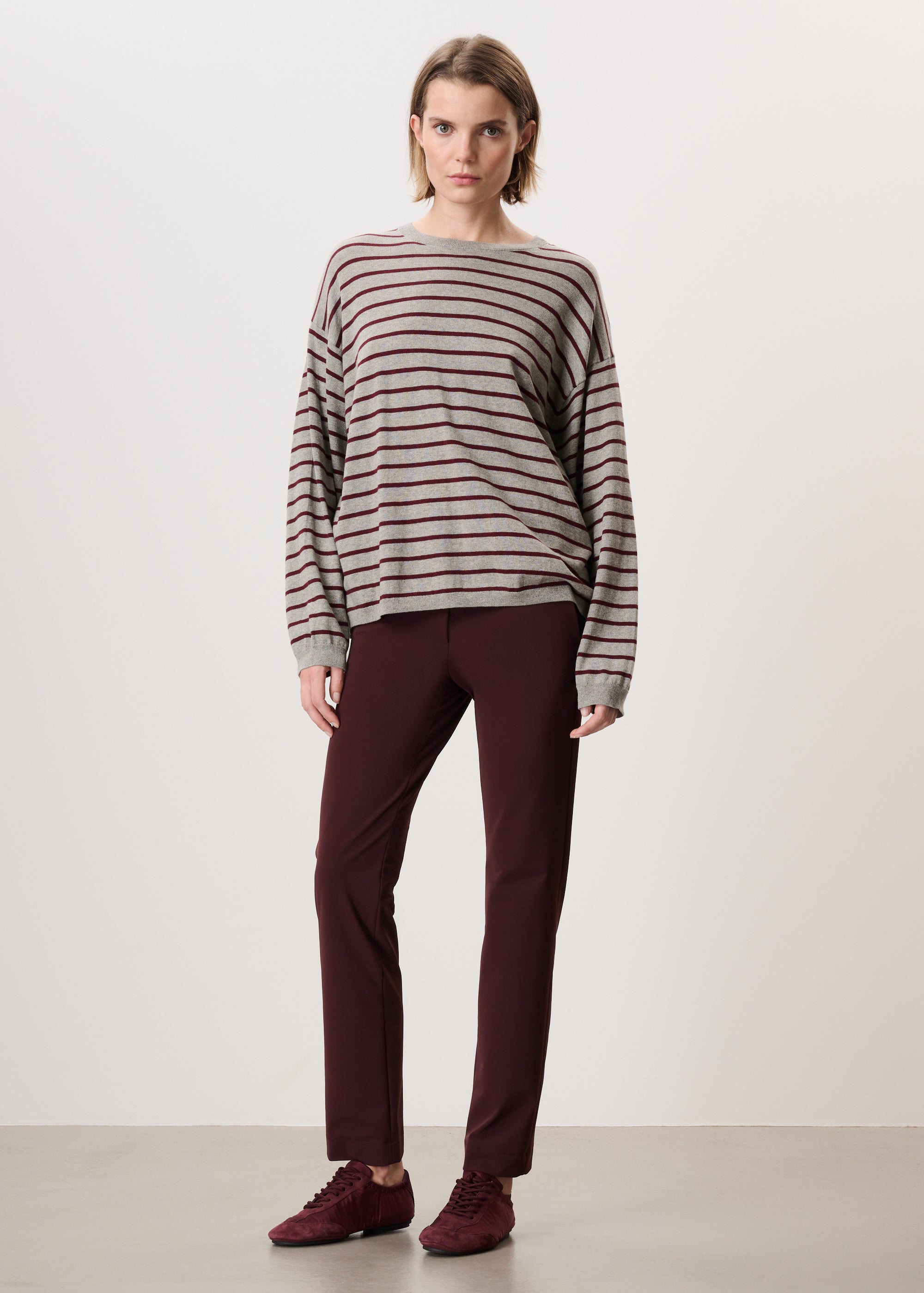 #color_light grey / red stripe