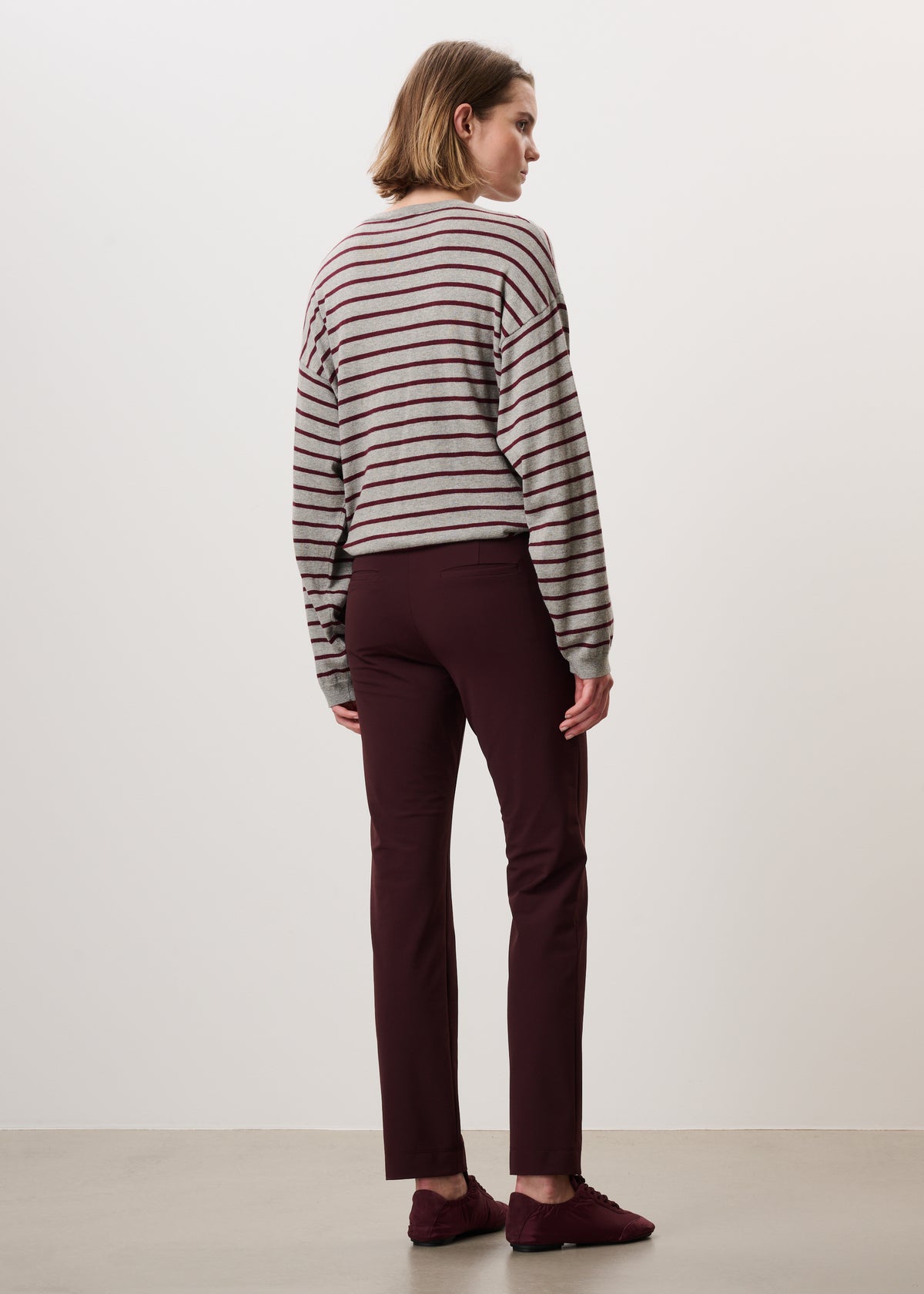 #color_light grey / red stripe