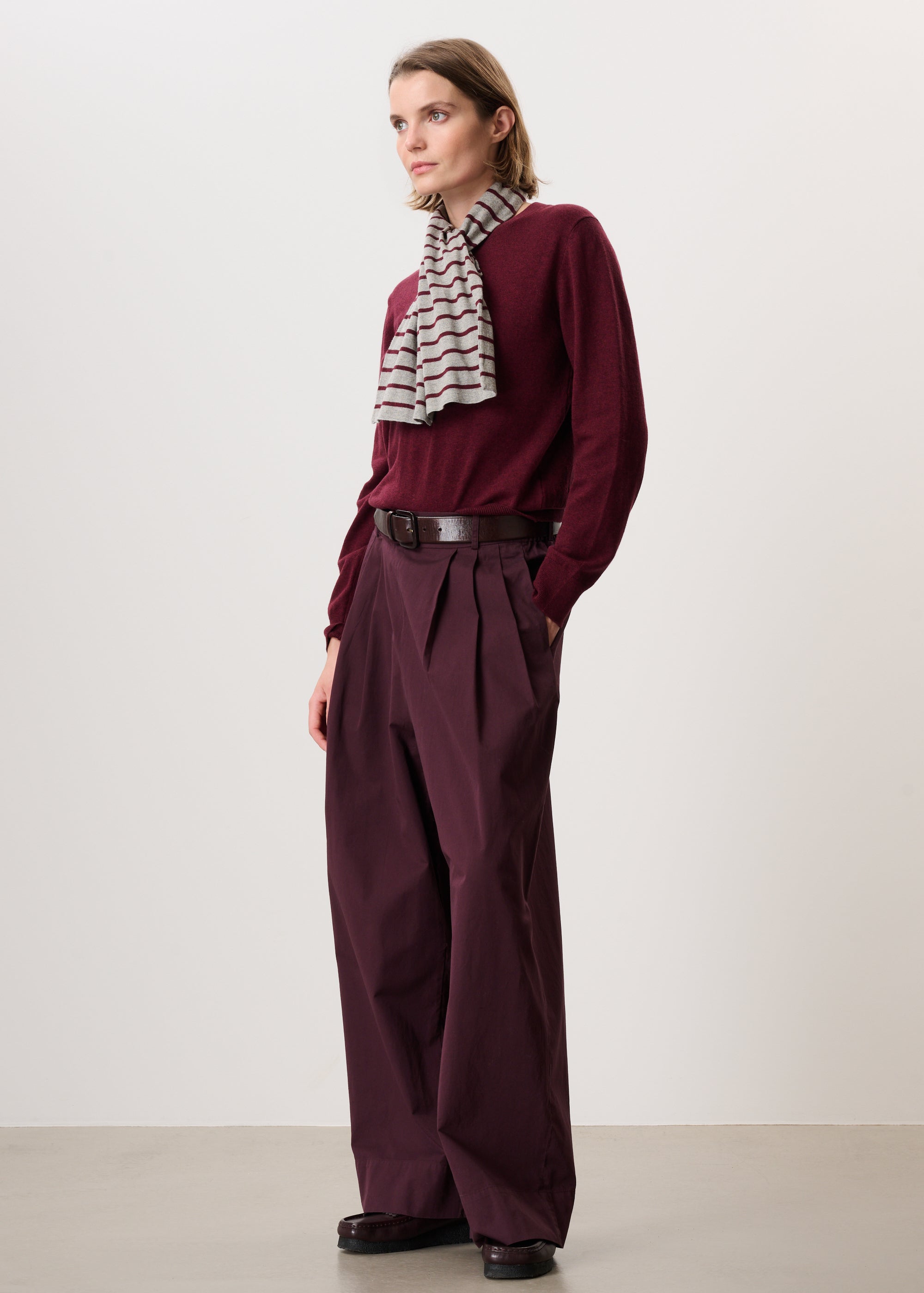 #color_light grey / red stripe