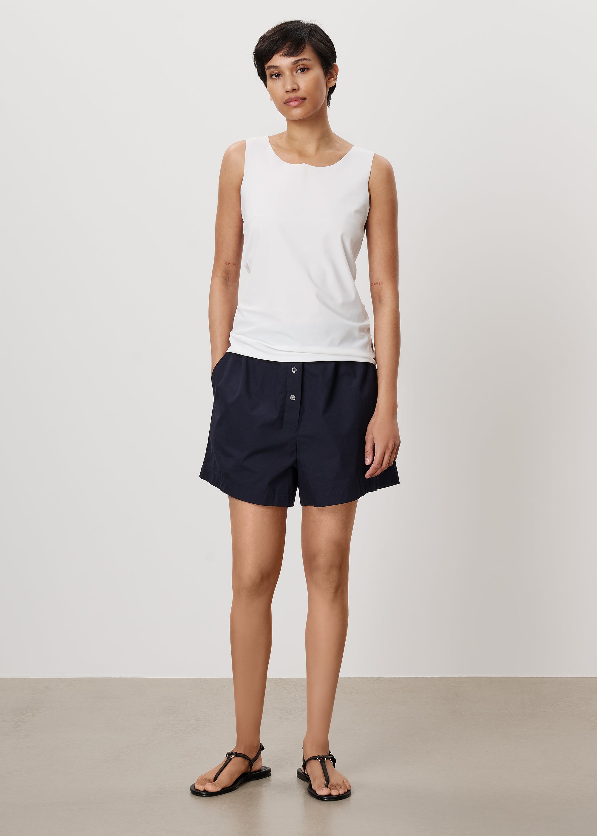 #color_off white